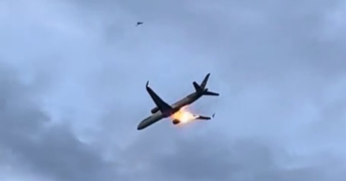 VIDEO: Při letu do Německa začaly z motoru letadla šlehat plameny, piloti pokračovali dál