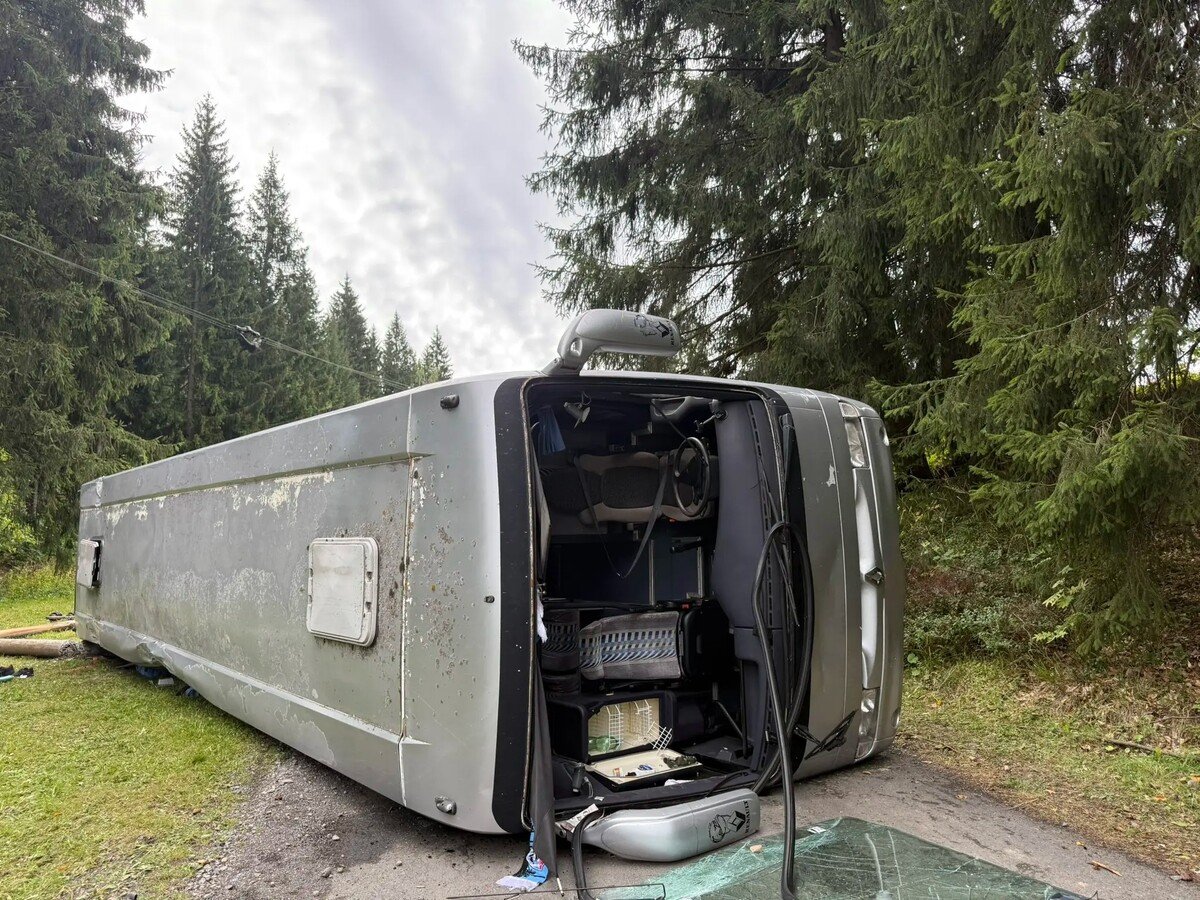 Havarovaný autobus ve Starých-Hamrech