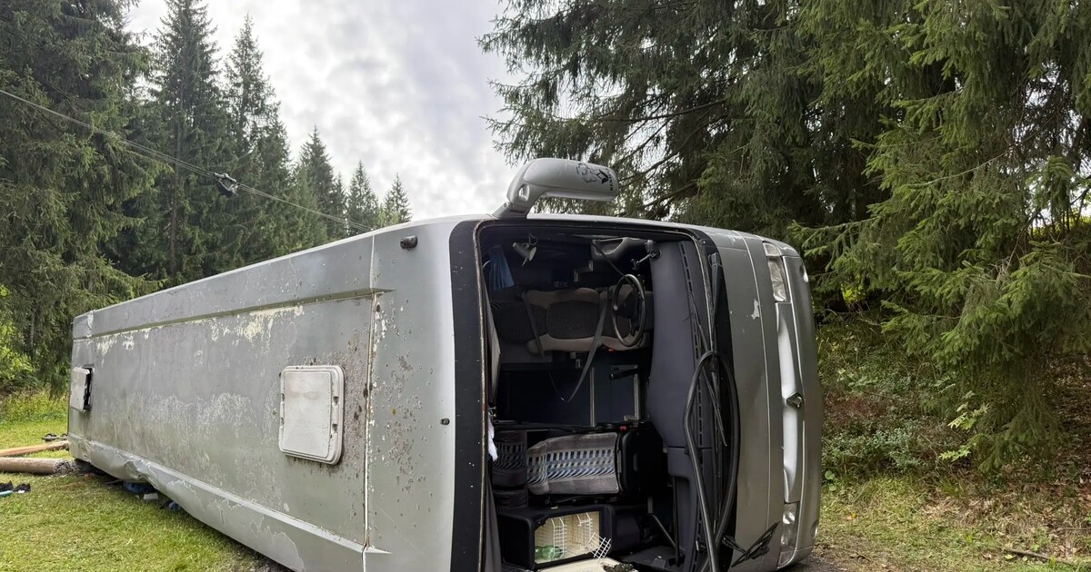 V Beskydech se převrátil autobus se studenty. Na místě je 32 zraněných