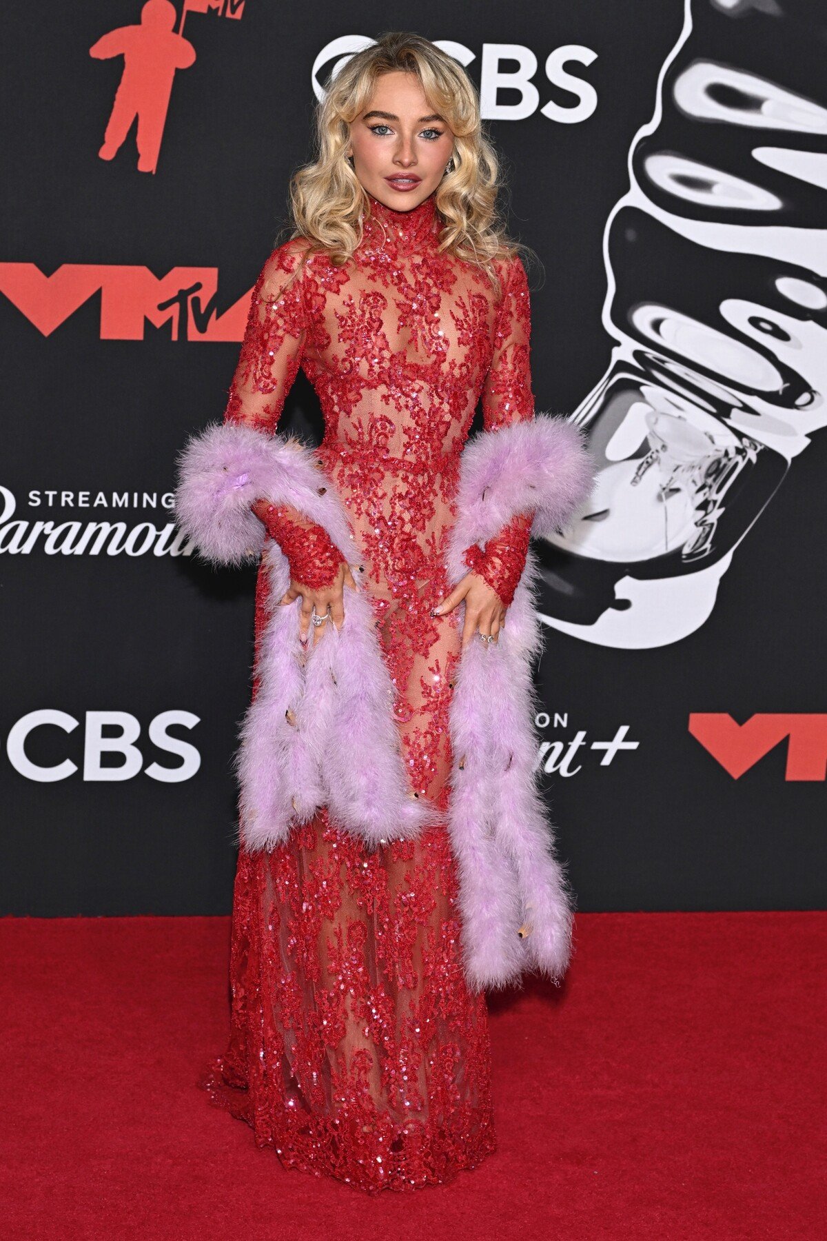 Sabrina Carpenter v nádhernom modeli šiat z dielní módneho domu Valentino.