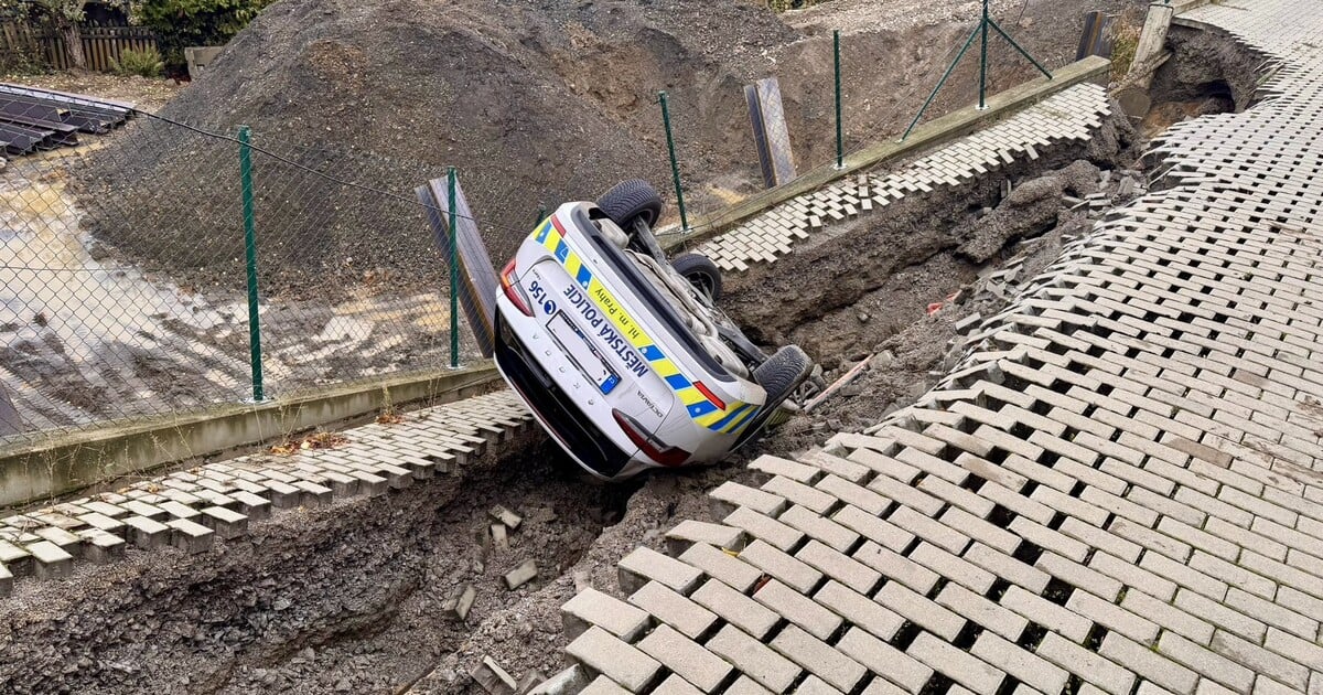 V Praze se sesunul kus svahu, sebral i policejní auto. To skončilo na střeše