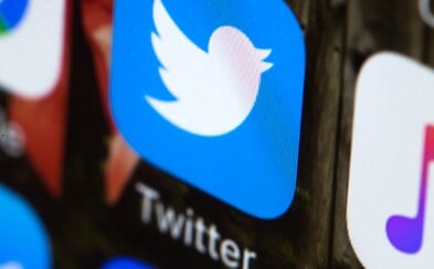 Hackeri cez profil šéfa Twitteru pridávali rasistické príspevky a obhajovali Hitlera aj holokaust Hackeri cez profil šéfa Twitteru pridávali rasistické príspevky a obhajovali Hitlera aj holokaust