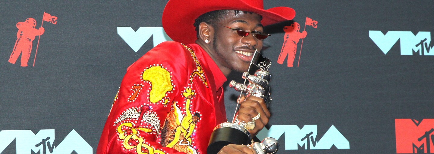 Had okolo krku, odhalené krivky či westernový klobúk. Outfity na tohtoročných VMAs boli úžasné