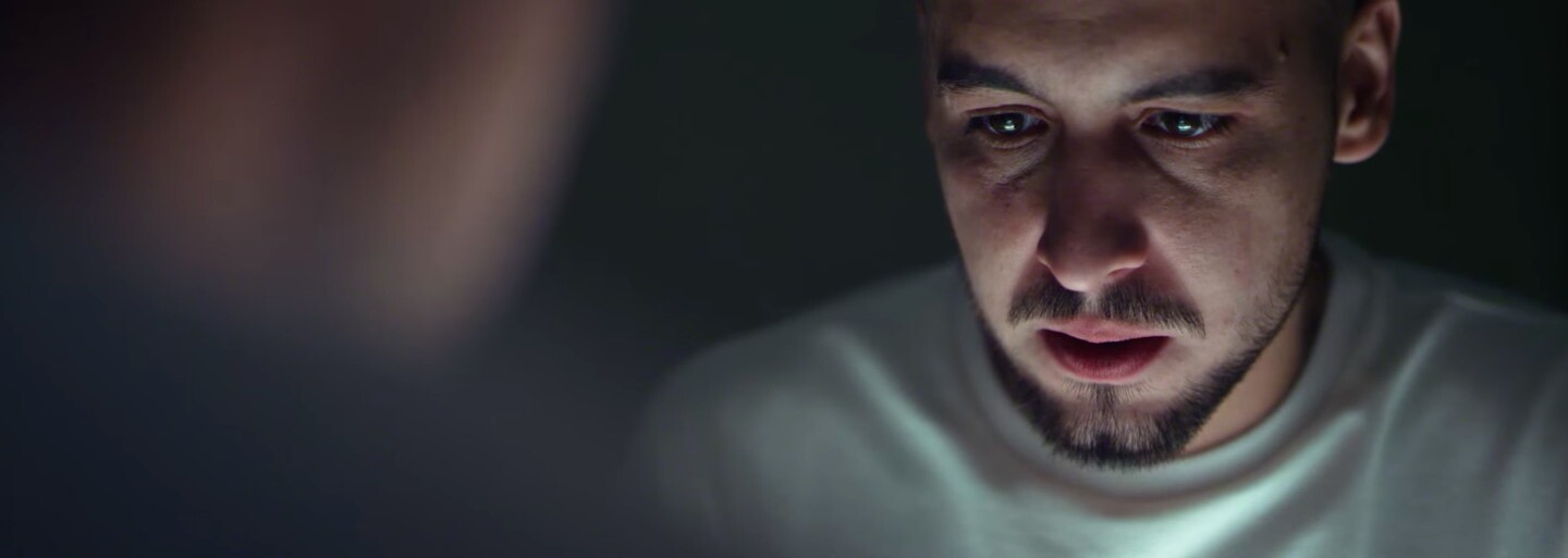 Hádaj, na čo Strapo myslí v najnovšom videoklipe z albumu 13. Poschodie