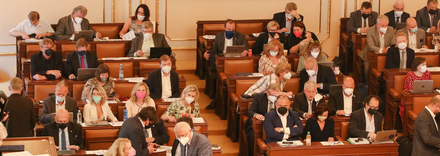 Hádka ve Sněmovně: „Co lidovec, to pitomec,“ znělo z řad komunistů při schvalování stavebního zákona