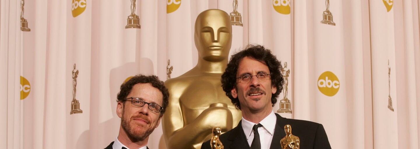 Hail Caesar: Komédia bratov Coenovcov stavia v úžasnom traileri Clooneyho a Channinga Tatuma proti Hollywoodu