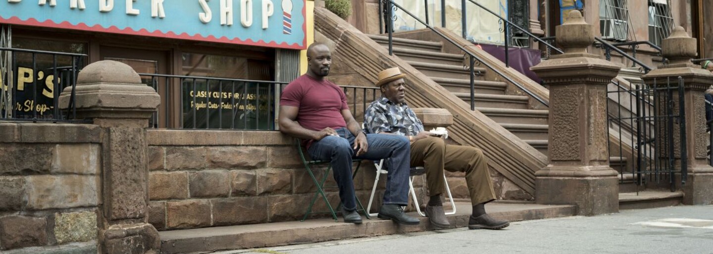 Harlemský hrdina Luke Cage láka na blížiacu sa premiéru upútavkami plnými agresie