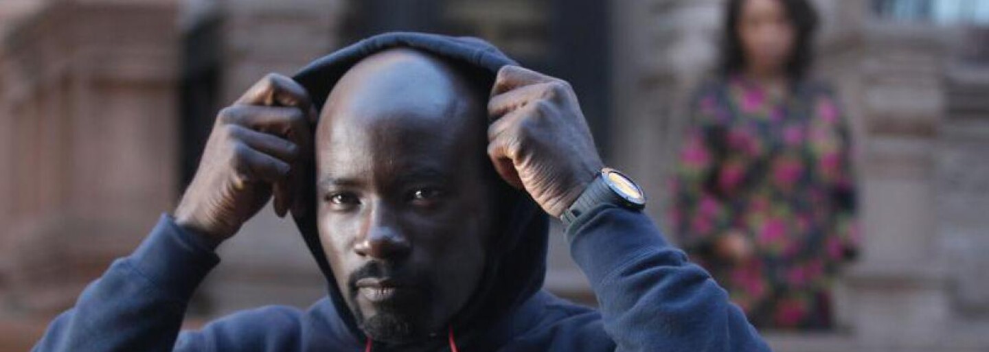 Harlemský nepriestrelný hrdina Luke Cage láme kosti v úchvatnom traileri pre nový seriál od Netflixu