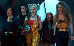 Harley Quinn mučí chlapov so živými hyenami. Komiksovka Birds of Prey v traileri odhaľuje silné ženské hrdinky DC