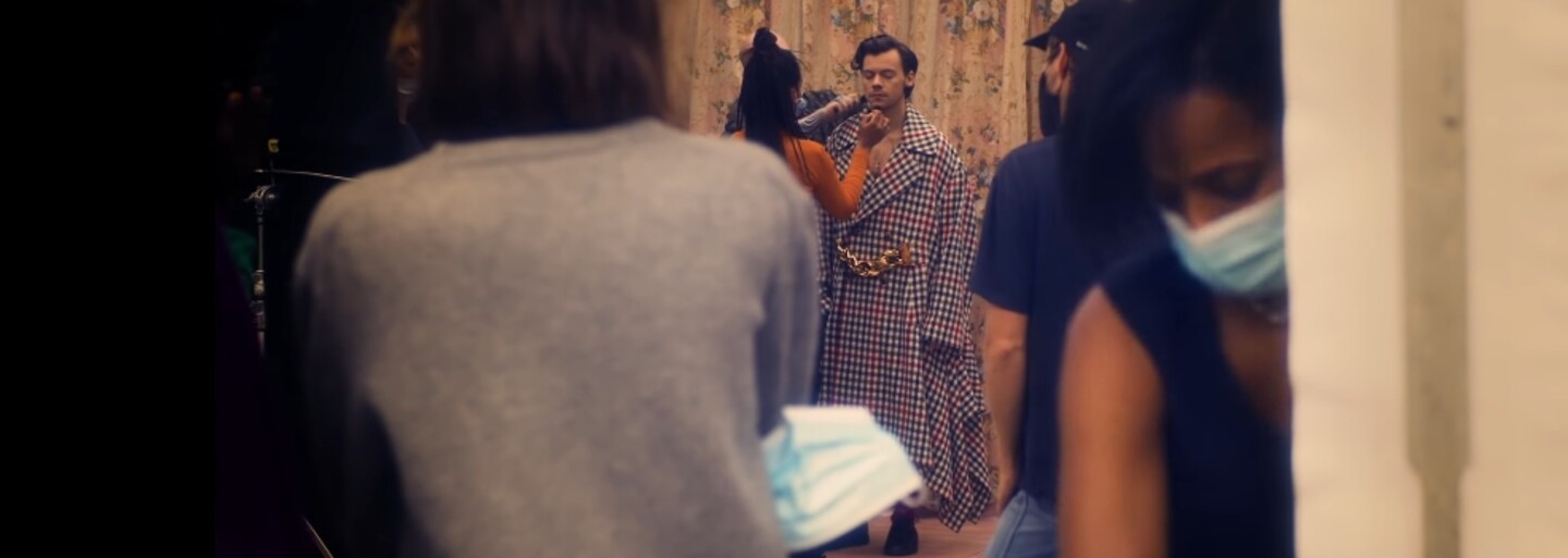 Harry Styles bourá hranice genderové módy: „Nemusí to být X, nebo Y. Tyto hranice se stále více stírají.“