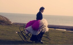 Harry Styles bourá hranice genderové módy: „Nemusí to být X, nebo Y. Tyto hranice se stále více stírají.“