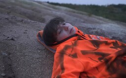 Hasan ve videoklipu Zítra souzní s přírodou. Oslavuje život, přestože na něj nemá návod