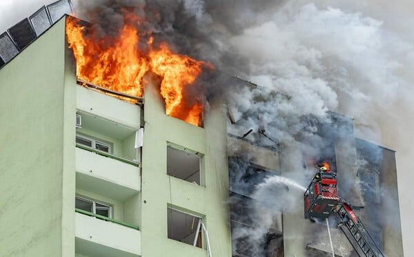 Hasiči definitívne zlikvidovali požiar v prešovskom paneláku, kde explodoval plyn