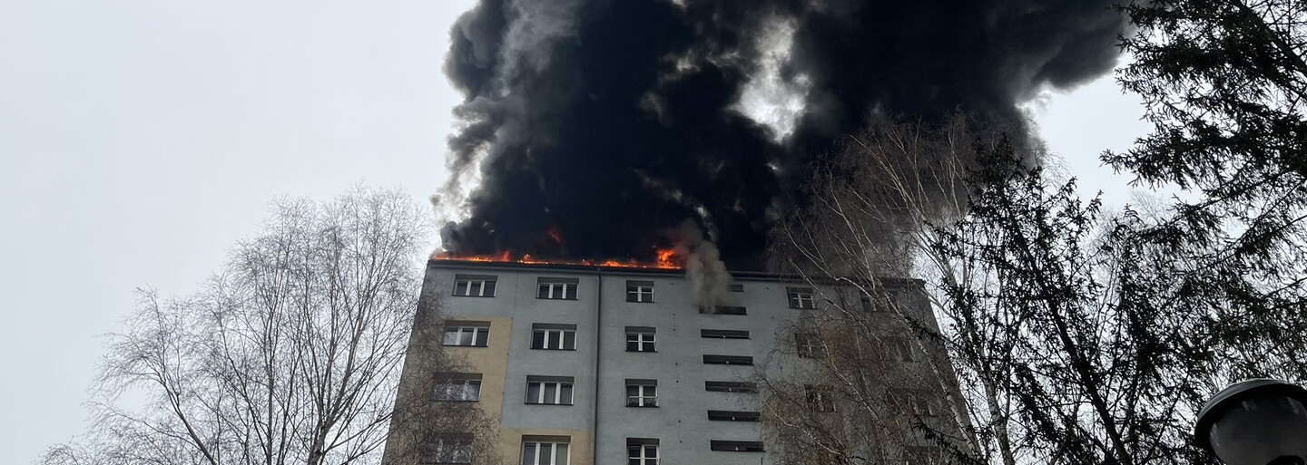 Hasiči zasahují u požáru v Českém Těšíně