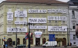 „Havel na hrad“ a „Pravda zvíťazí“: Na Slovenskej národnej galérii visia heslá Nežnej revolúcie, pripomínajú si jej 30. výročie
