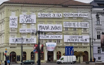 „Havel na hrad“ a „Pravda zvíťazí“: Na Slovenskej národnej galérii visia heslá Nežnej revolúcie, pripomínajú si jej 30. výročie