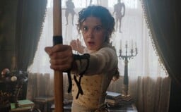 Henry Cavill je Sherlock Holmes a Eleven ze Stranger Things jeho mladší sestra. Netflix vydal první fotky z očekávaného filmu