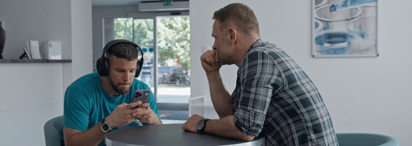 Herci z Pána profesora sa občas musia prekonať. Seriálový Gabo je raper, hrá ho však rocker