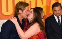 Herečka sa pokúsila pobozkať Brada Pitta, ľudia hovoria o sexuálnom obťažovaní