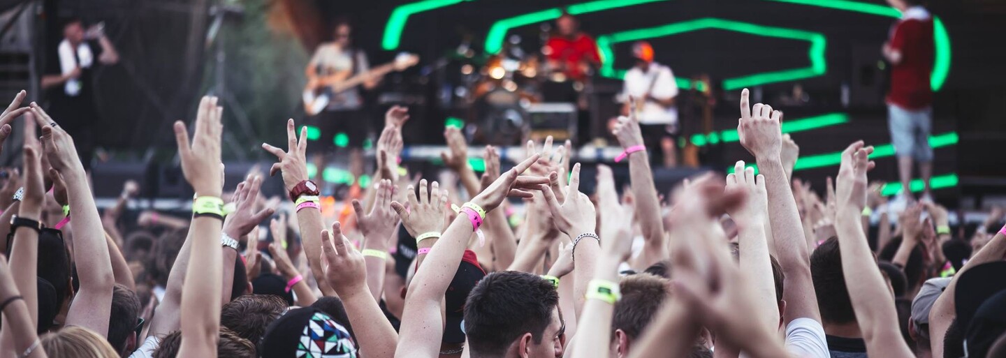 Hip Hop Žije 2016 sa aj napriek predčasnému koncu tešil veľkej návštevnosti a nechýbali kvalitné rapové vystúpenia (Fotoreport)