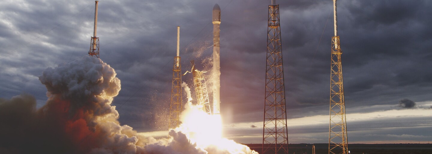 Historický milník letů do kosmu! Raketa firmy SpaceX úspěšně přistála po návratu z vyslání satelitů na oběžnou dráhu
