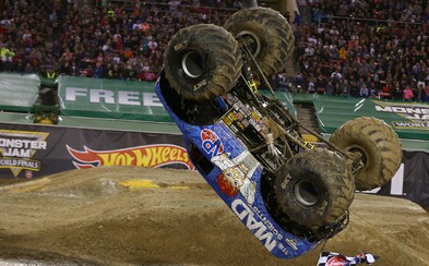 Historicky prvý front-flip s monster truckom, pri ktorom všetkým prítomným na pár sekúnd stuhla krv v žilách. Vodič mal vraj všetko premyslené Historicky prvý front-flip s monster truckom, pri ktorom všetkým prítomným na pár sekúnd stuhla krv v žilách. Vodič mal vraj všetko premyslené