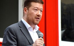 Historik nabízí Okamurovi a jeho SPD půlroční kurz dějin zdarma