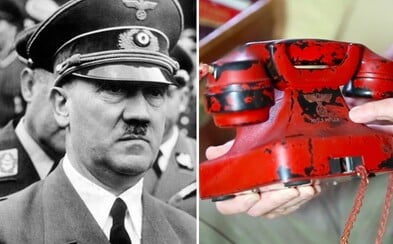 Hitlerův osobní telefon, který nosil všude s sebou, se chystají vydražit za 300 tisíc dolarů. Vzácné předměty si z bunkru odnesl americký voják Hitlerův osobní telefon, který nosil všude s sebou, se chystají vydražit za 300 tisíc dolarů. Vzácné předměty si z bunkru odnesl americký voják