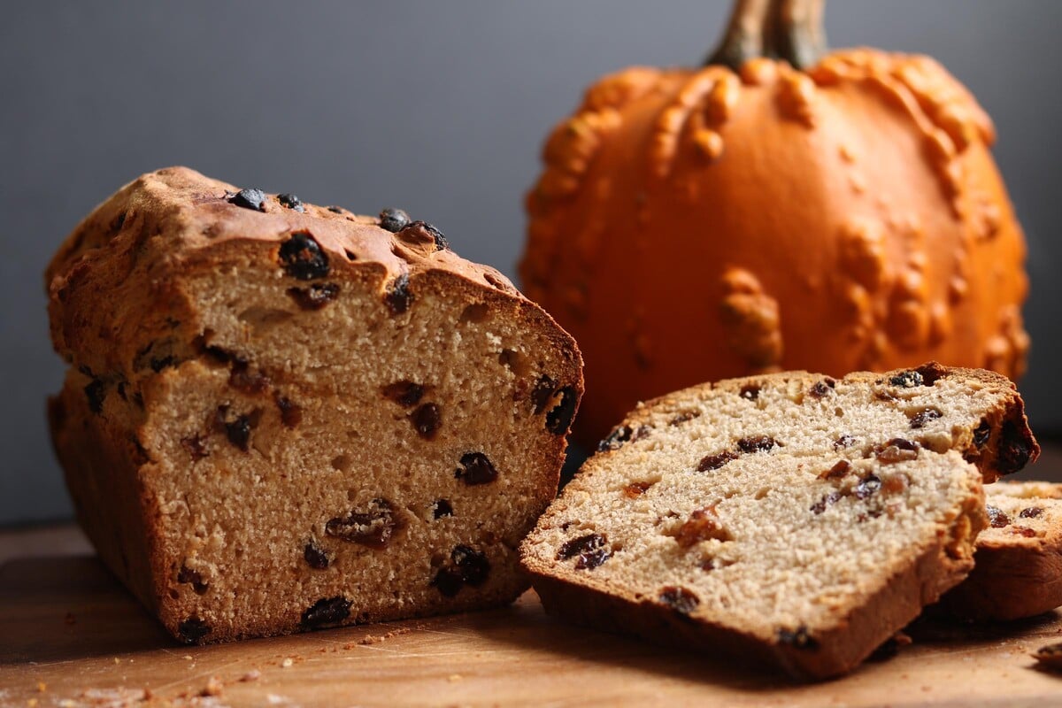 Typický írsky halloweenske pokrm Barmbrack.