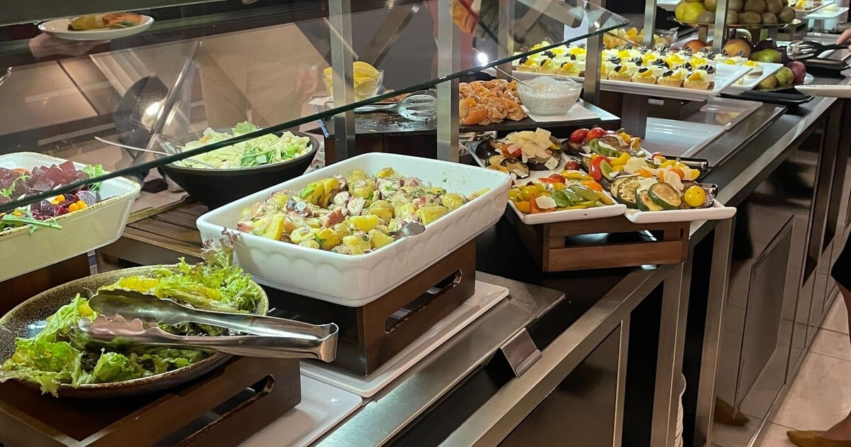 Výborné chlebíčky, málo vegetariánských pokrmů a česká klasika. Který volební štáb měl nejlepší raut?