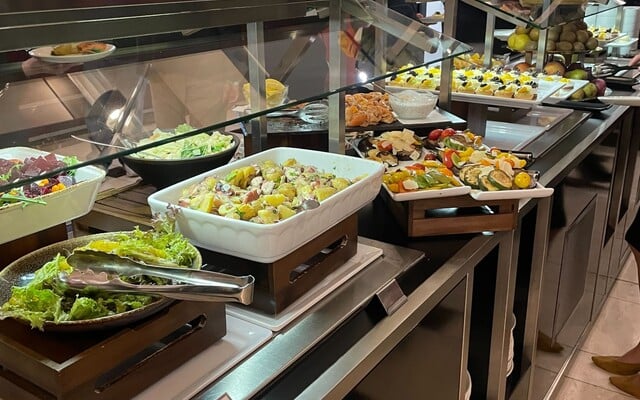 Výborné chlebíčky, málo vegetariánských pokrmů a česká klasika. Který volební štáb měl nejlepší raut?
