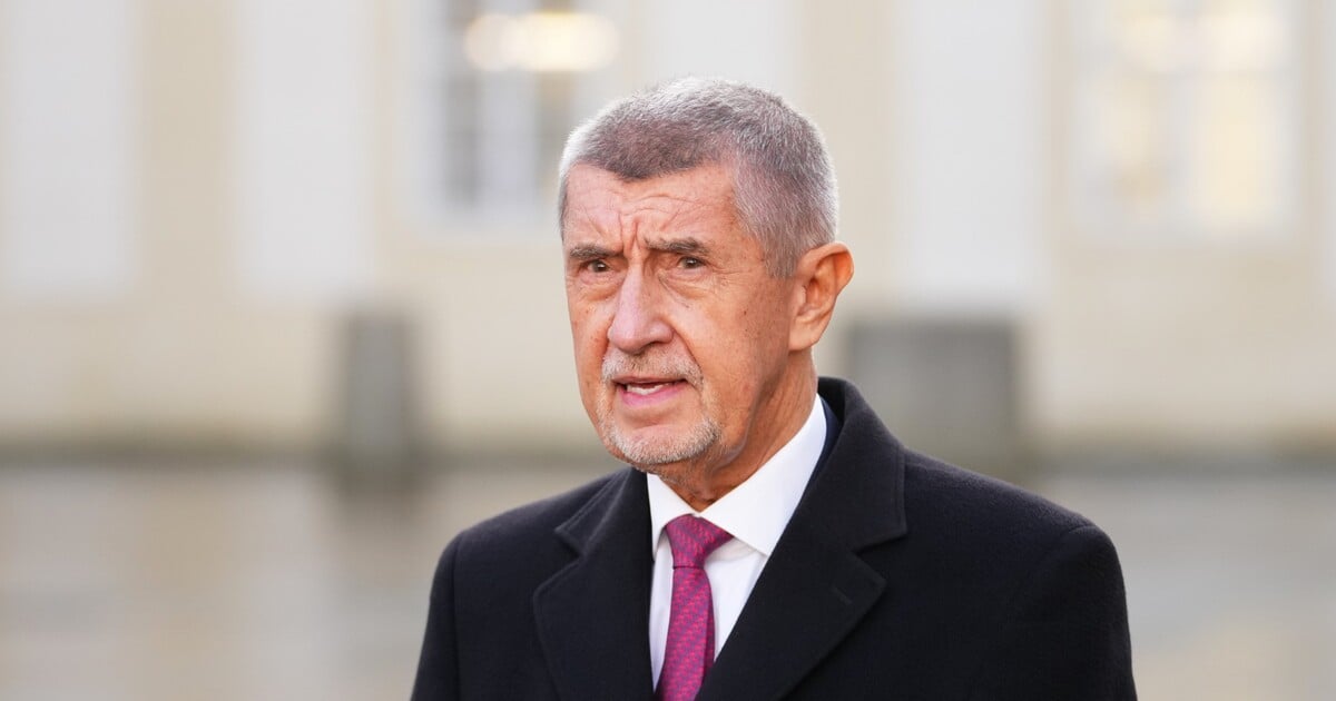 Opozice se snaží prosadit v parlamentu hlasování o nedůvěře vládě. 19 dní po jejím získání