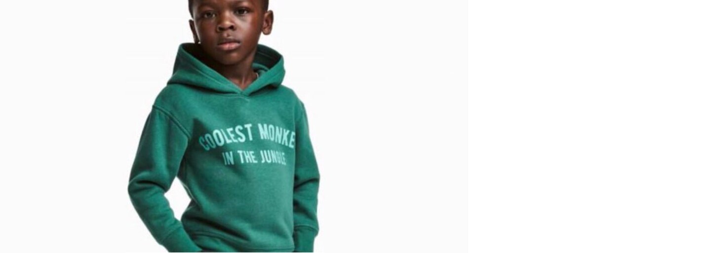 H&M čelí rasistickému škandálu kvôli nápisu z mikiny prezentovanej na malom černoškovi. Spoluprácu ukončil aj The Weeknd