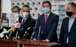Hnutí ANO oslabuje. Piráti a STAN mu šlapou na paty