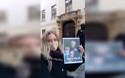Hnutí Extinction Rebellion znovu protestuje. V rámci Velké rebelie dnes sedělo před Poslaneckou sněmovnou.