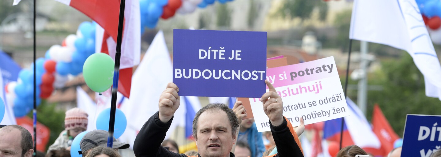 Hnutí pro život odsoudilo české dodávky antikoncepce znásilněným Ukrajinkám. Chcete, aby odnosily děti okupantů, zní od Pirátů