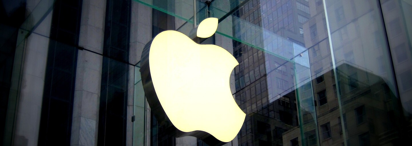 Hodnota firmy Apple překonala hranici 1 bilionu dolarů. Jde o první americkou společnost, které se to podařilo