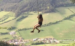 Hojdačka vo výške 30 metrov na severe Slovenska ti zdvihne adrenalín. Fantastický výhľad na okolie aj hrad sa nachádza pri Žiline