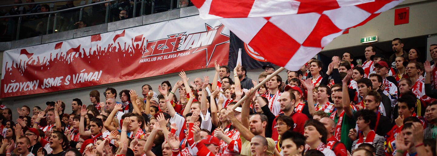 Hokejisté Slavie Praha odmítli nastoupit na zápas kvůli ohlášenému propouštění hráčů. Klub musel narychlo povolat juniorku, která dostala pořádnou nakládačku