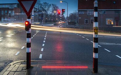 Holandské mesto nainštalovalo kvôli ľuďom pozerajúcim do smartfónov semafory priamo do chodníka. Chce zabrániť nehodám z nepozornosti Holandské mesto nainštalovalo kvôli ľuďom pozerajúcim do smartfónov semafory priamo do chodníka. Chce zabrániť nehodám z nepozornosti