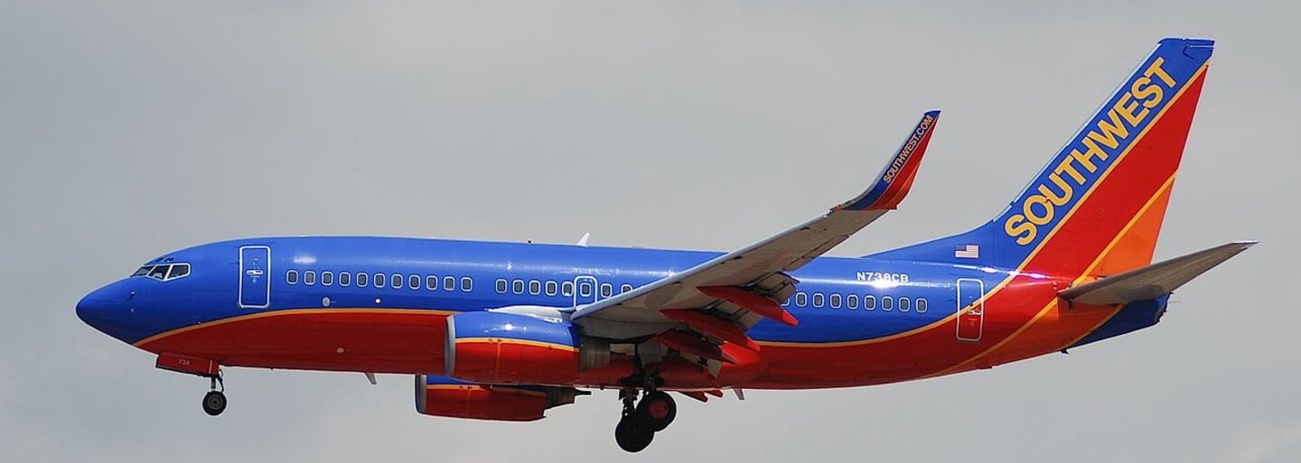 Holčičce se jménem Abcde se vysmáli zaměstnanci letiště. Aerolinka se za ně omluvila