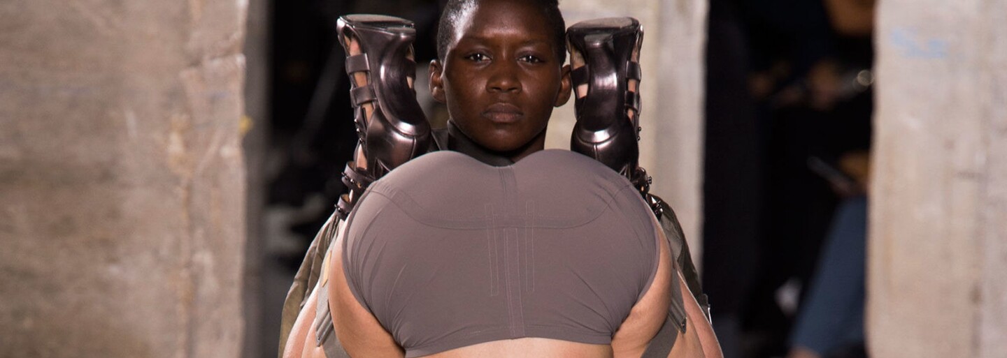 Holé penisy vystriedala na parížskom Fashion Weeku ľudská stonožka