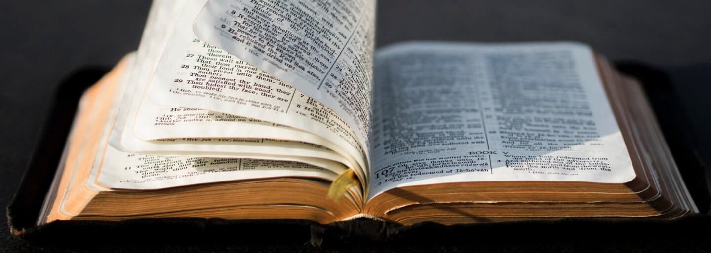 Škola přinutila homosexuálního studenta číst Bibli. Bill musí za trest věnovat čas knize, dle níž by měli gayové zemřít