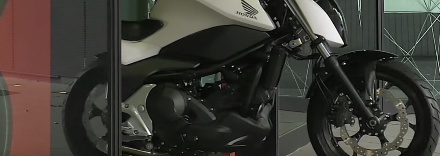 Honda predstavila motocykel, ktorý popiera gravitačné zákony. Vďaka novej funkcii z neho len tak ľahko nespadneš