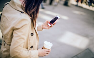 Honolulu zakázalo posielanie správ zo smartfónu pri chôdzi po ulici. Ročne kvôli nemu zomrú tisíce ľudí Honolulu zakázalo posielanie správ zo smartfónu pri chôdzi po ulici. Ročne kvôli nemu zomrú tisíce ľudí