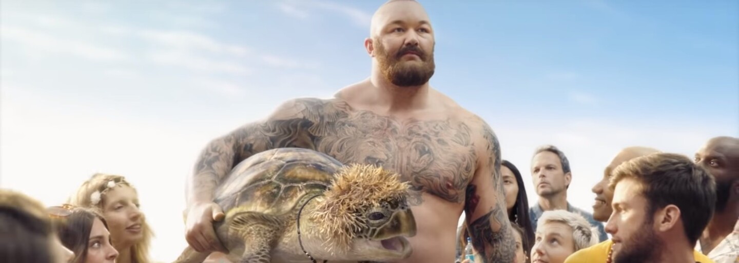 Hora z Game of Thrones bojuje proti plastovým odpadom s pomocou spievajúcej korytnačky
