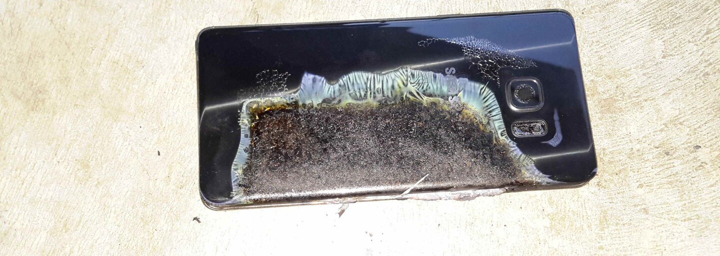 Horiaci Galaxy Note7 je ešte stále v kurze. Chlapíka inšpiroval pri tvorbe dymiaceho obleku na Halloween
