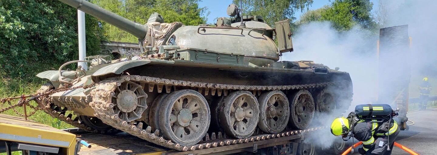 Hořící nákladní vůz, převážející historický tank, blokuje Pražský okruh