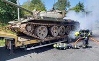 Hořící nákladní vůz, převážející historický tank, blokuje Pražský okruh