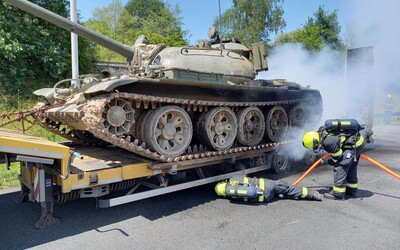 Hořící nákladní vůz, převážející historický tank, blokuje Pražský okruh